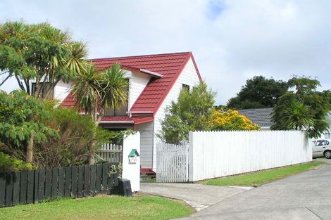 Photo of property in 6 Frosses Place, Massey, Auckland, 0614