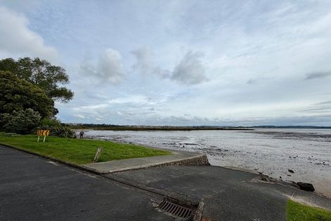 Photo of property in 23 Gill Avenue, Te Atatu Peninsula, Auckland, 0610