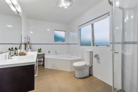 Photo of property in 12 Lakeridge Close, Northcross, Auckland, 0632