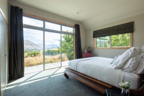 Photo of property in 1 Peak View Ridge, Wanaka, 9305