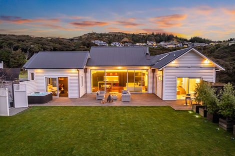 Photo of property in 5 Helm Place, Whitby, Porirua, 5024