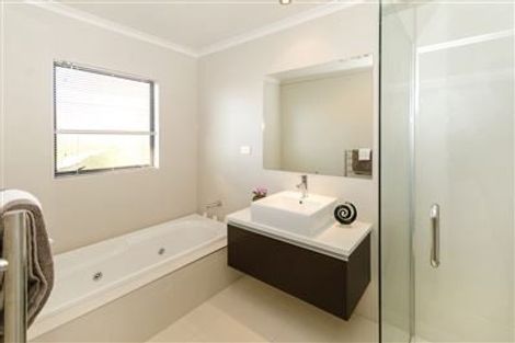 Photo of property in 24 Corsica Way, Karaka, Papakura, 2113