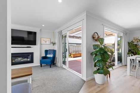Photo of property in 6 Atlantic Drive, Fitzherbert, Palmerston North, 4410