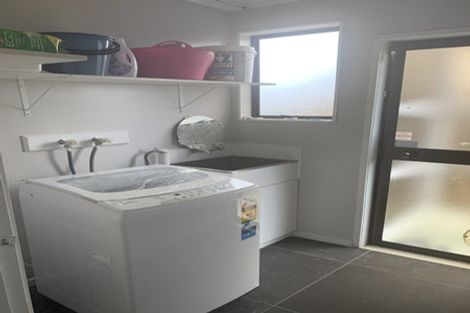 Photo of property in 2/4 Etherton Drive, Weymouth, Auckland, 2103