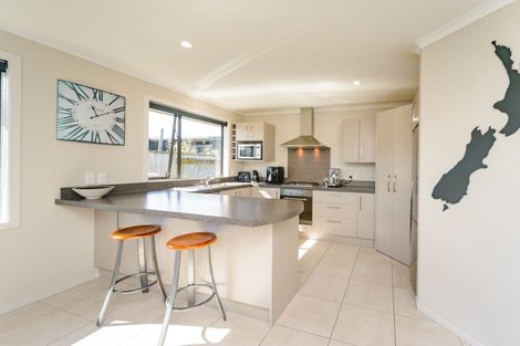 Photo of property in 16 Lorenzo Place, Kelvin Grove, Palmerston North, 4414
