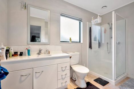 Photo of property in 60 Cobham Crescent, Kelston, Auckland, 0602