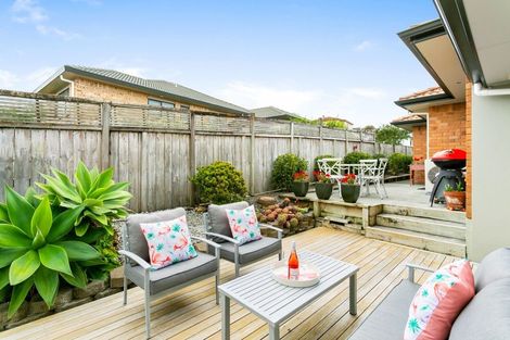 Photo of property in 20 Rising Parade, Fairview Heights, Auckland, 0632