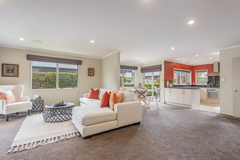 Photo of property in 12 Cloake Way, Palmerston North, 4414