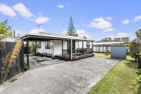 Photo of property in 2/23 Powrie Street, Glenfield, Auckland, 0629