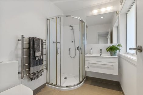 Photo of property in 1/126a Vauxhall Road, Narrow Neck, Auckland, 0624