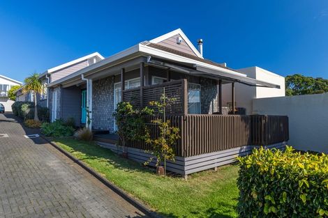 Photo of property in 2/56 Kiwi Esplanade, Mangere Bridge, Auckland, 2022