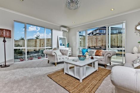 Photo of property in 70 Huntington Park Drive, Greenhithe, Auckland, 0632