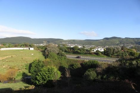 Photo of property in 32 Mervyn Kemp Drive, Tawa, Wellington, 5028
