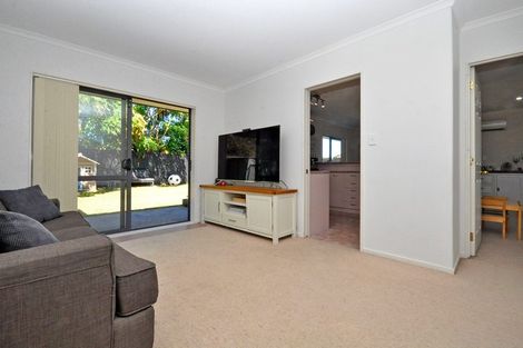 Photo of property in 6 Lothian Brae, Wattle Downs, Auckland, 2103
