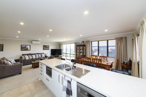 Photo of property in 34 Cyprus Place, Fitzherbert, Palmerston North, 4410