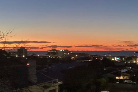 Photo of property in 10 Ridge Lane, New Plymouth, 4310