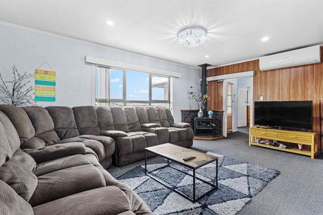 Photo of property in 16 Waterview Road West, Stanley Point, Takanini, 0624