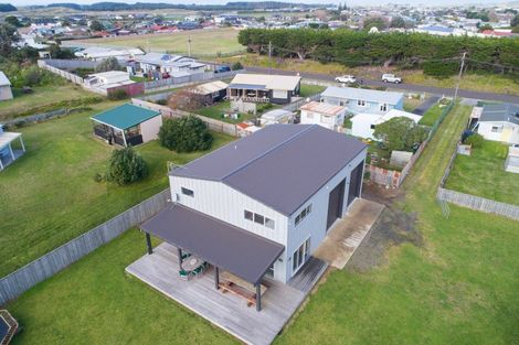 Photo of property in 79 Thomas Place, Foxton Beach, Foxton, 4815