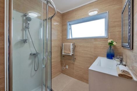 Photo of property in 29 Raymond Terrace, Northcote, Auckland, 0627