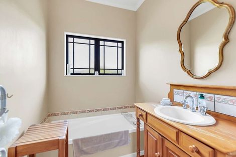 Photo of property in 20 Paraekaretu Street, Hunterville, 4730