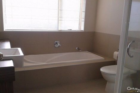 Photo of property in 5 Lorenzo Way, Flat Bush, Auckland, 2016