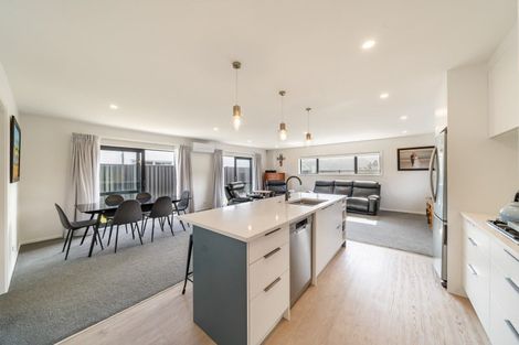 Photo of property in 3 Thornbury Lane, Timberlea, Upper Hutt, 5018