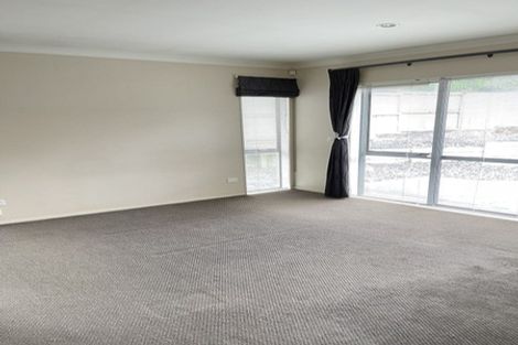 Photo of property in 4 Walter Haddrell Crescent, Flat Bush, Auckland, 2016