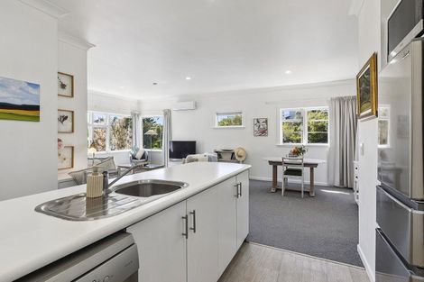 Photo of property in 15 Glanmire Road, Newlands, Wellington, 6037