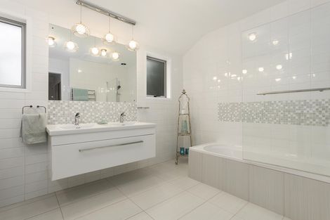 Photo of property in 50 Turanga Road, Henderson Valley, Auckland, 0612