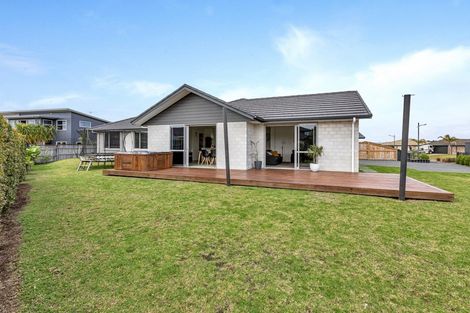 Photo of property in 10 Ngatiti Place, One Tree Point, 0118