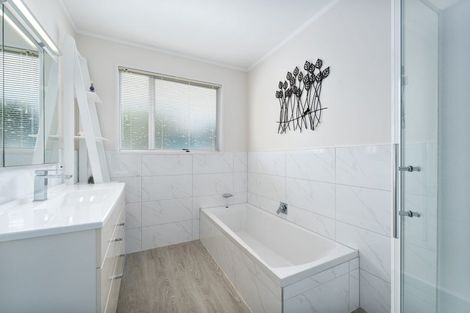 Photo of property in 17 Fitzwater Place, Henderson, Auckland, 0612