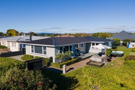 Photo of property in 2 Anzio Place, Awapuni, Palmerston North, 4412