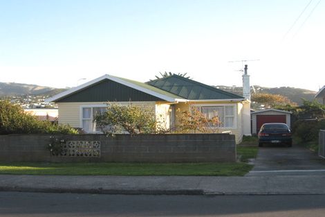 Photo of property in 8 Kapiti Crescent, Titahi Bay, Porirua, 5022