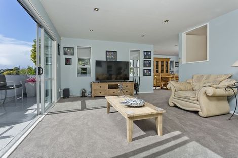 Photo of property in 589d East Coast Road, Browns Bay, Auckland, 0632