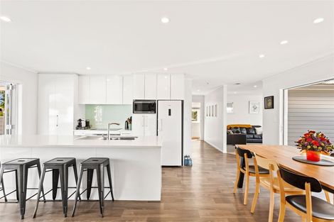 Photo of property in 27 Gill Avenue, Te Atatu Peninsula, Auckland, 0610