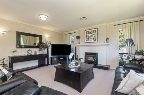 Photo of property in 8 La Lena Grove, Fitzherbert, Palmerston North, 4410