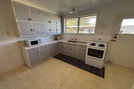 Photo of property in 3 Hollows Crescent, Takaro, Palmerston North, 4412