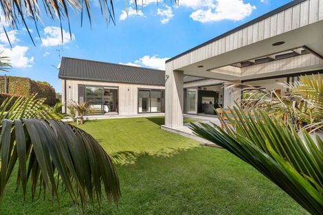 Photo of property in 15 Wrybill Way, Point Wells, 0986