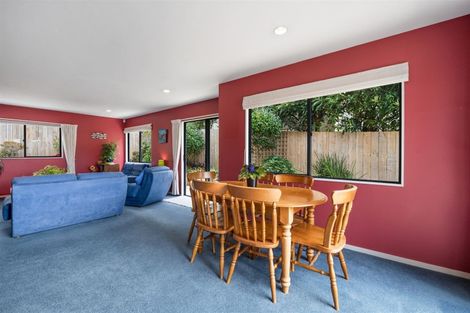 Photo of property in 2/95 Sylvan Avenue, Northcote, Auckland, 0627