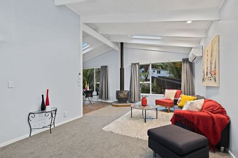 Photo of property in 16 Napuka Road, Henderson Valley, Auckland, 0612