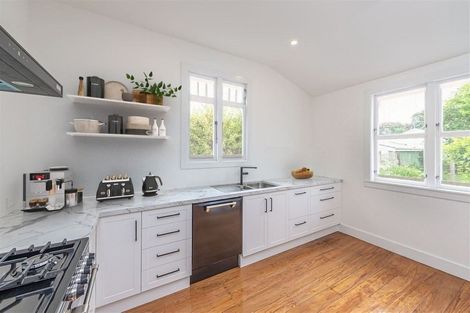 Photo of property in 10 Selwyn Crescent, College Estate, Whanganui, 4500