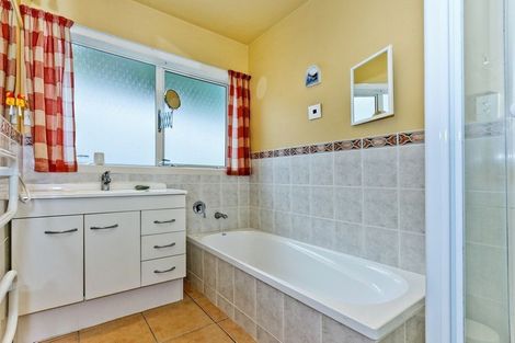 Photo of property in 37 Lorikeet Place, Unsworth Heights, Auckland, 0632