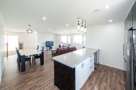 Photo of property in 3b De Val Drive, Titirangi, Auckland, 0604