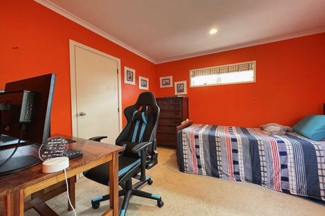 Photo of property in 49 Dress Circle, Newlands, Wellington, 6037