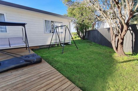 Photo of property in 1/8 Flaunty Place, West Harbour, Auckland, 0618