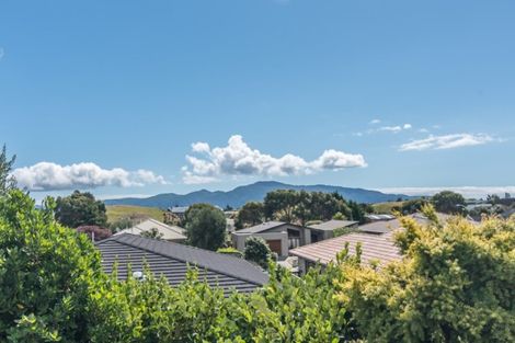 Photo of property in 28 Quadrant Heights, Paraparaumu, 5032