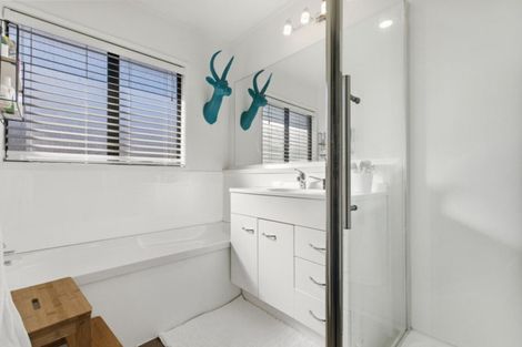 Photo of property in 54 Lagoon Way, West Harbour, Auckland, 0618