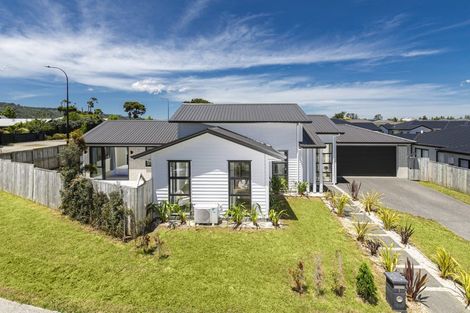 Photo of property in 1 Mcindoe Road, Kumeu, 0810