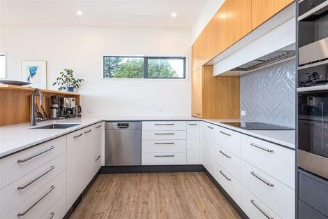 Photo of property in 10 Maffeys Road, Mount Pleasant, Christchurch, 8081