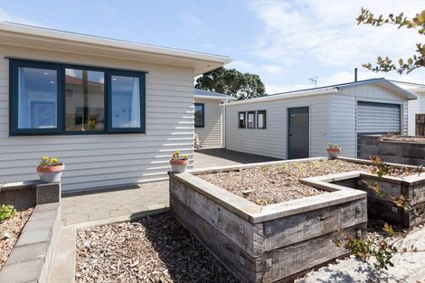 Photo of property in 17 York Crescent, Westown, New Plymouth, 4310